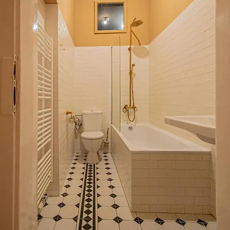 4 Bedrooms 130m2 At The Main Square Appartamento Praga