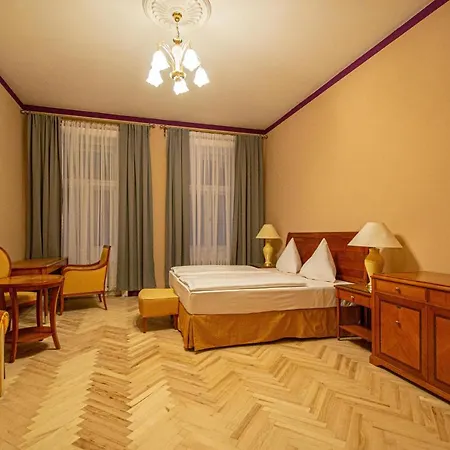 Appartement 4 Bedrooms 130m2 At The Main Square Praag