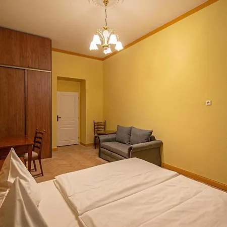 4 Bedrooms 130m2 At The Main Square Apartament Praga
