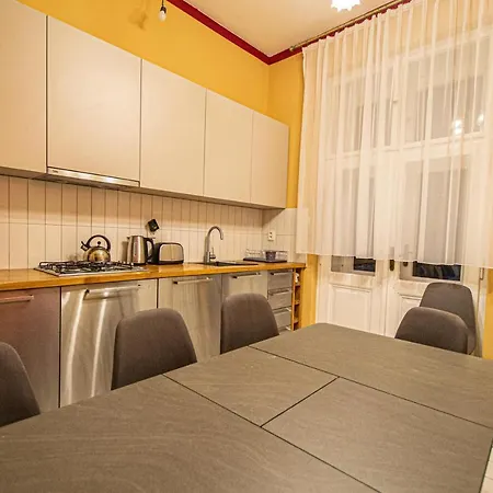 4 Bedrooms 130m2 At The Main Square Praga