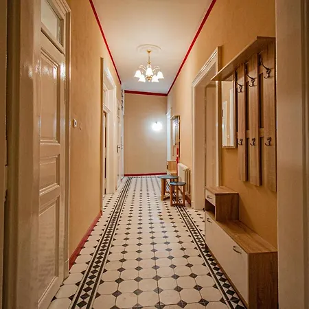 Appartement 4 Bedrooms 130m2 At The Main Square Praag